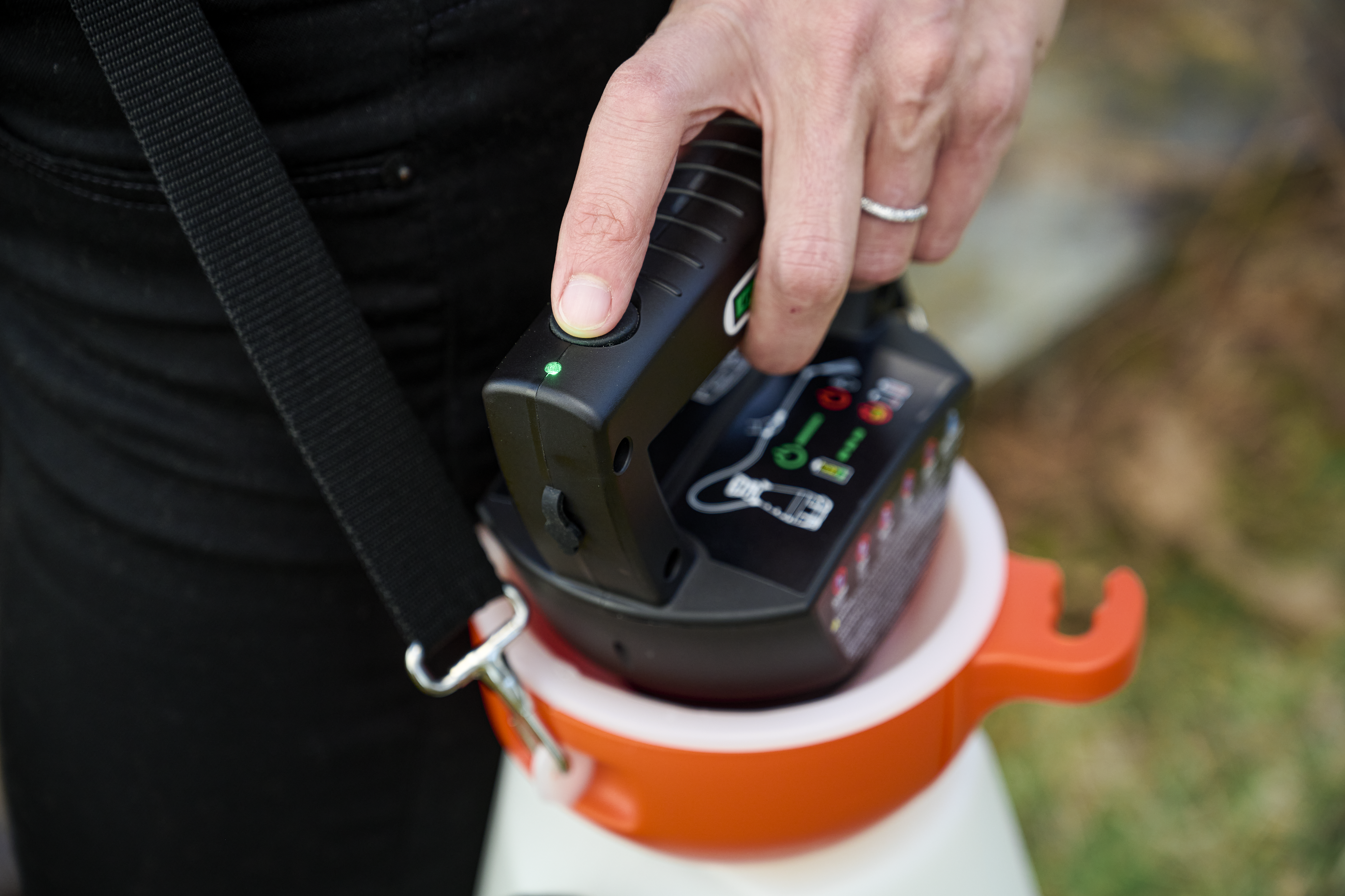 8 Litre Battery Handheld Sprayer image 1